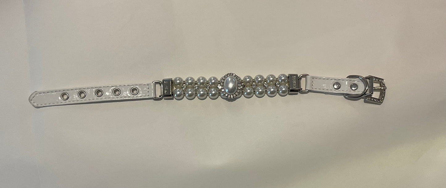 Pearl Collar with Large Oval Pearl centre - White