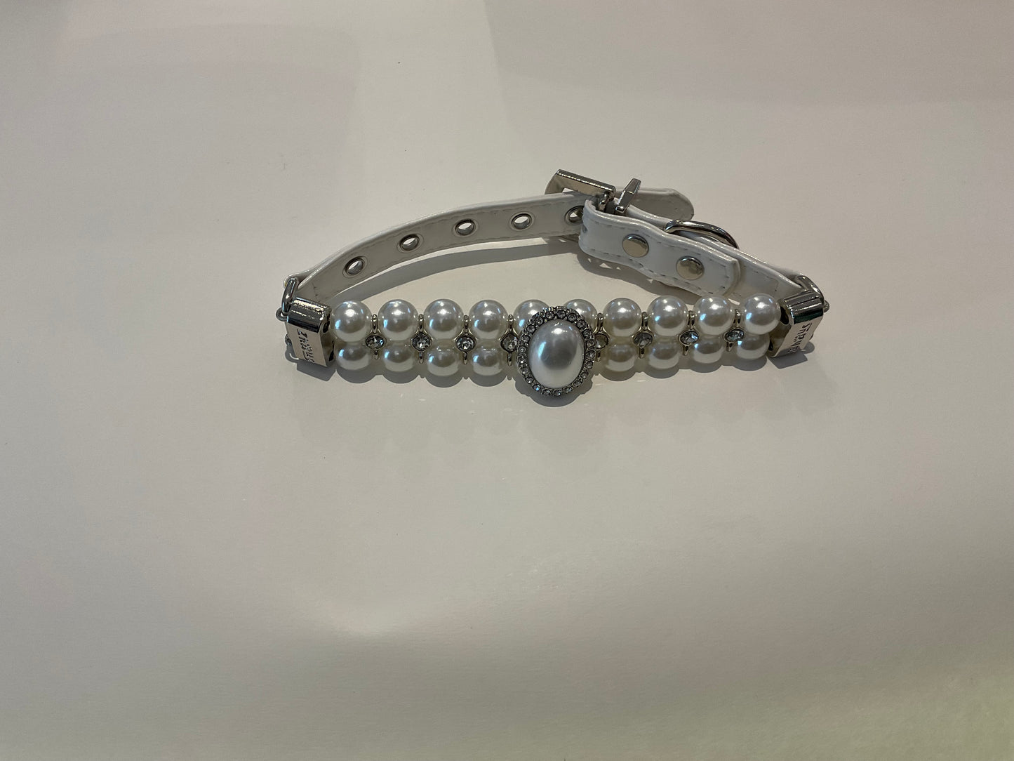 Pearl Collar with Large Oval Pearl centre - White